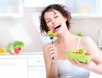 kobieta jedząca warzywa i owoce